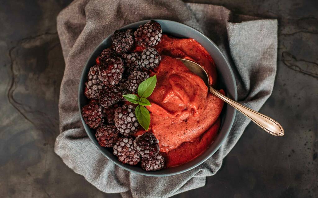 Veganes Rezept: Brombeer-Thaibasilikum-Nicecream_3