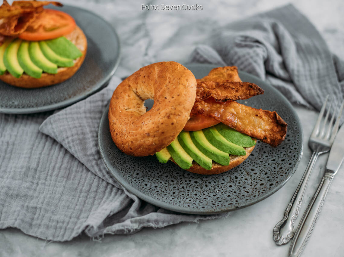 Bagel mit veganem Speck und Avocado