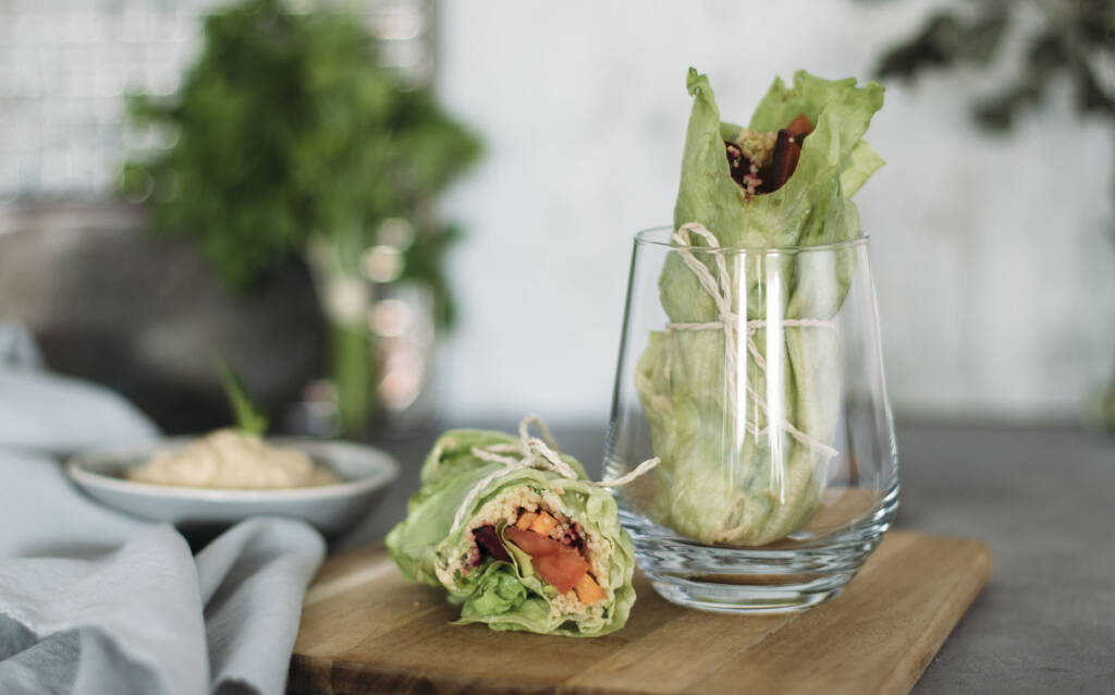 Veganes Rezept: Eisbergsalat-Wraps mit Couscousfüllung