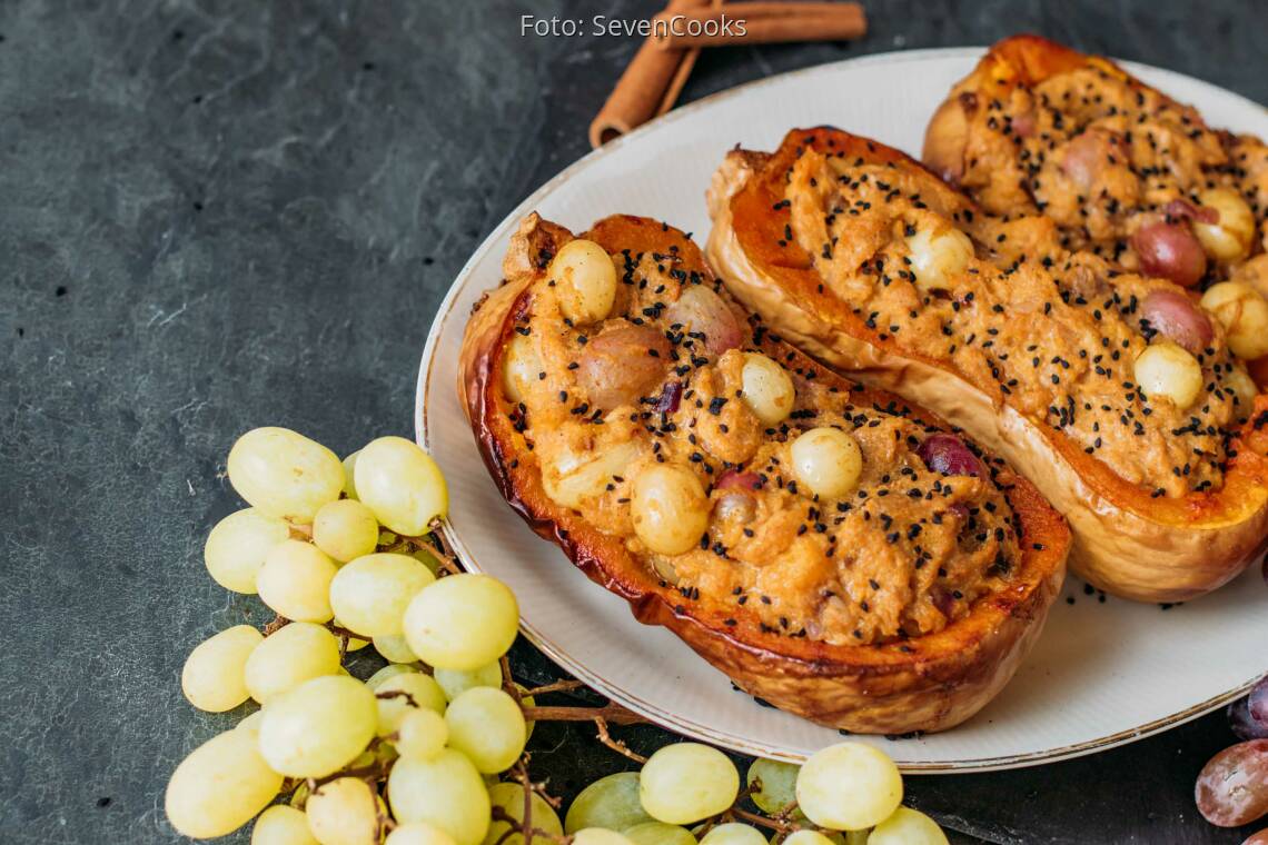 Gefüllter Butternutkürbis mit Weintrauben