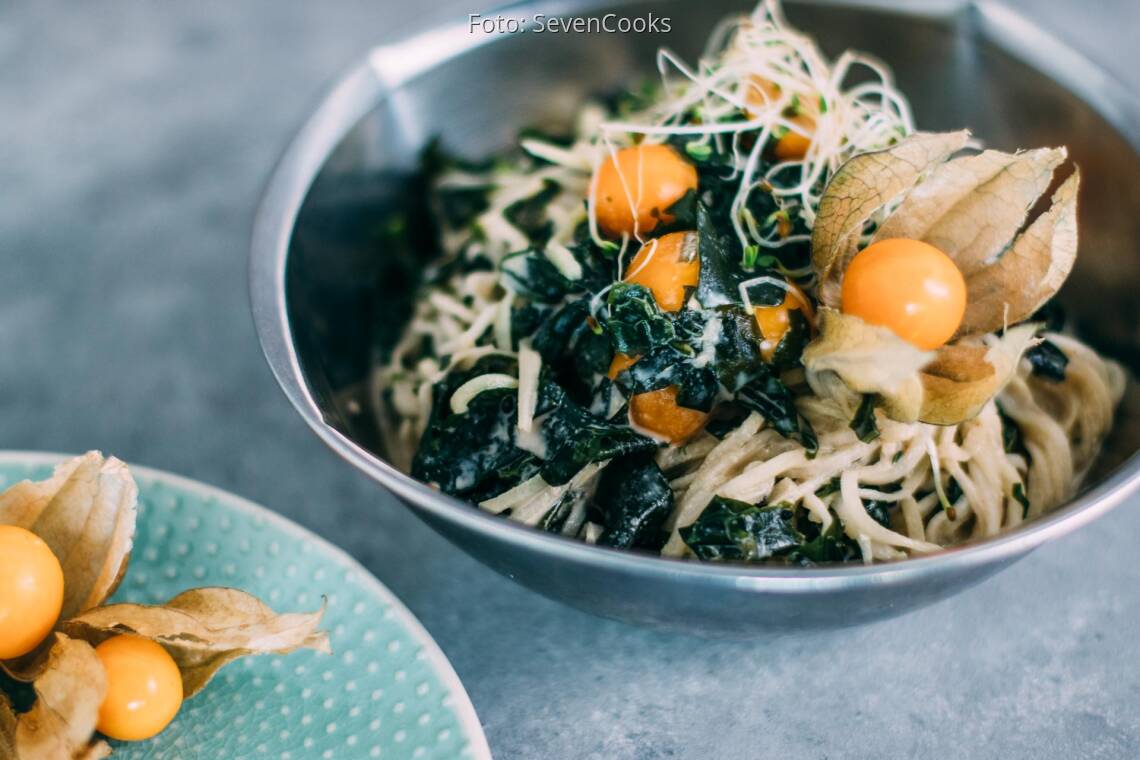 Kohlrabi-Spaghetti-Salat mit Algen und Physalis