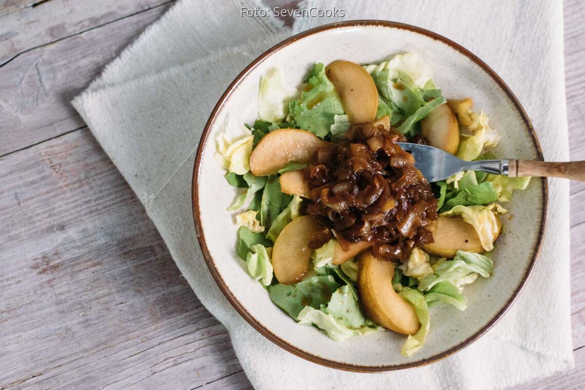 Kopfsalat mit karamellisierten Birnen und Schmelzzwiebeln