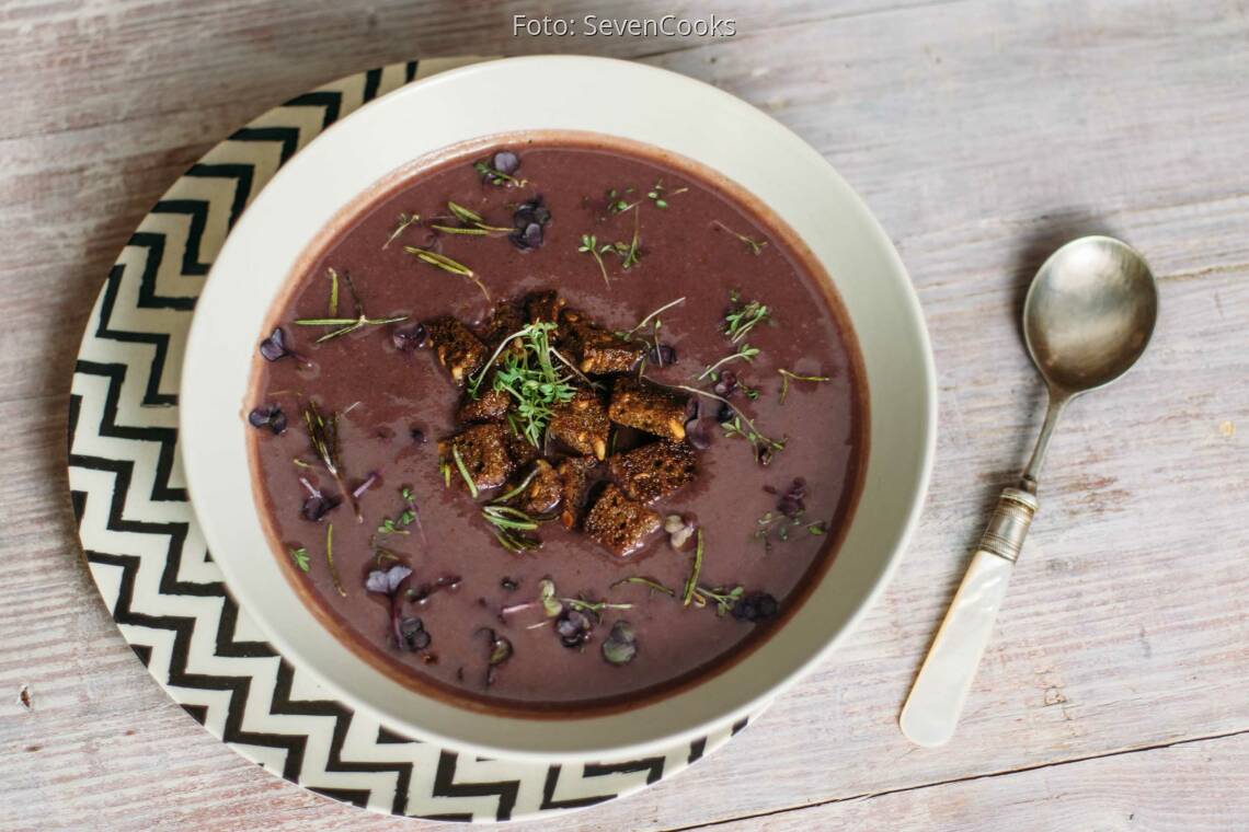 Lila Süßkartoffelsuppe mit Rosmarin-Croutons