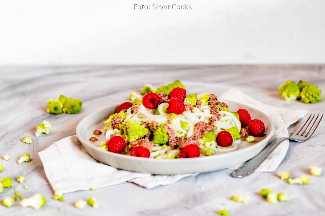 Romanesco-Salat mit Kohlrabizoodles