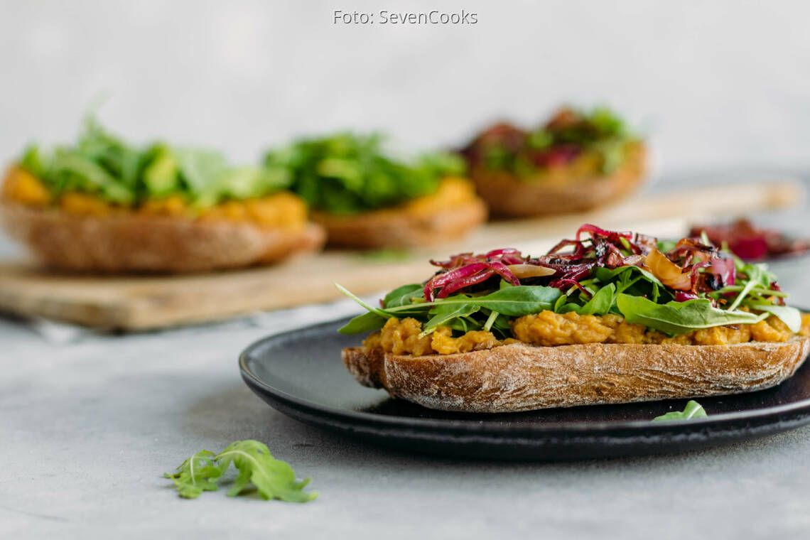 Sandwich mit Linsencreme und Balsamico-Zwiebeln