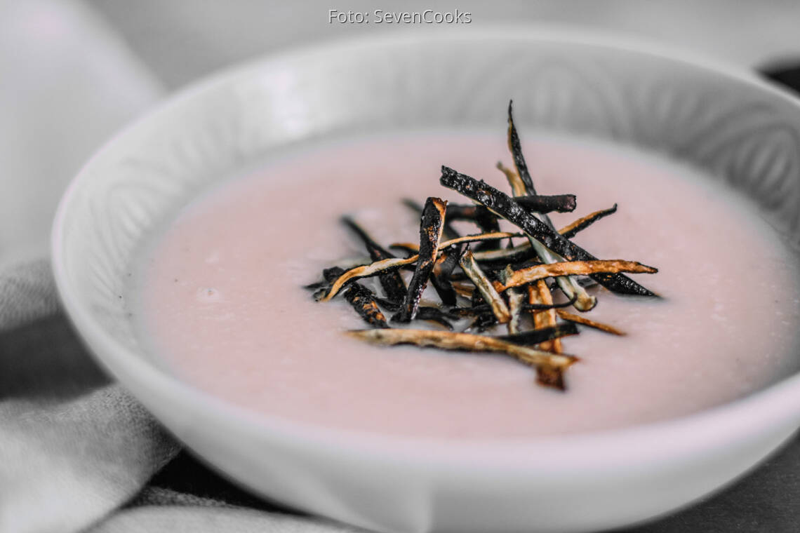 Schwarzrettichsuppe mit Gemüsechips