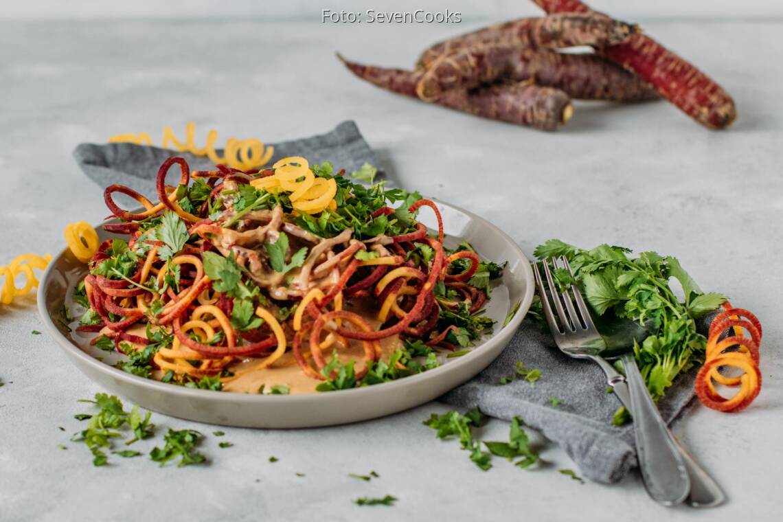 Zoodles aus Urkarotten mit Mandelsahne
