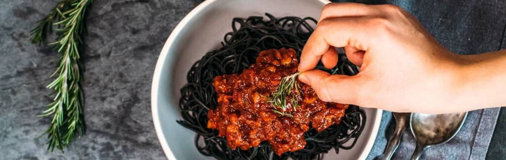 Vegetarisches Rezept: Black Bean Spaghetti mit Paprika-Pesto und panierten Mozzarellabällchen_3