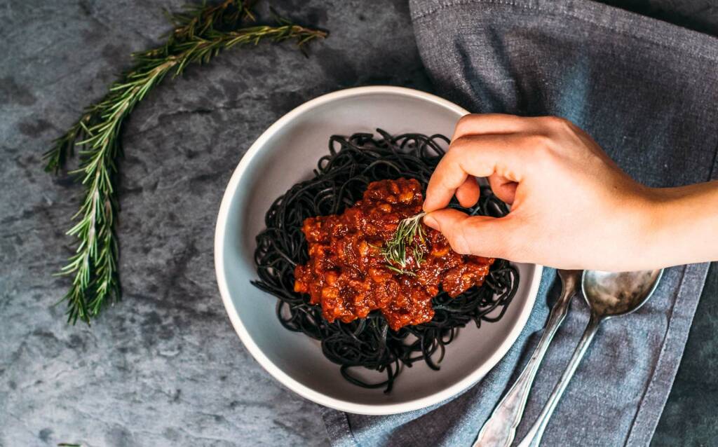 Vegetarisches Rezept: Black Bean Spaghetti mit Paprika-Pesto und panierten Mozzarellabällchen_3