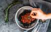 Vegetarisches Rezept: Black Bean Spaghetti mit Paprika-Pesto und panierten Mozzarellabällchen_3