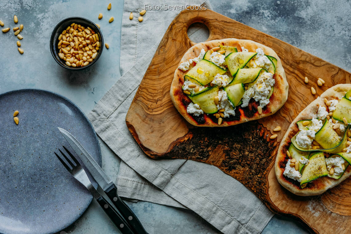 Gegrilltes Fladenbrot mit Ricotta und Zucchini