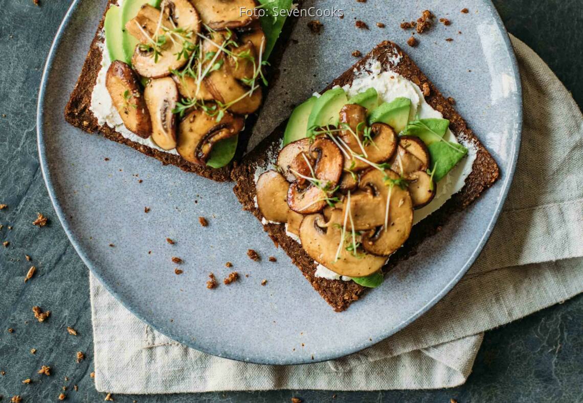 Pumpernickel mit gebratenen Pilzen und Avocado