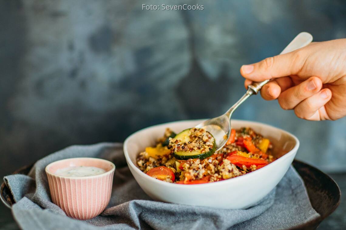 Quinoapfanne mit frischem Gemüse und Joghurt-Topping