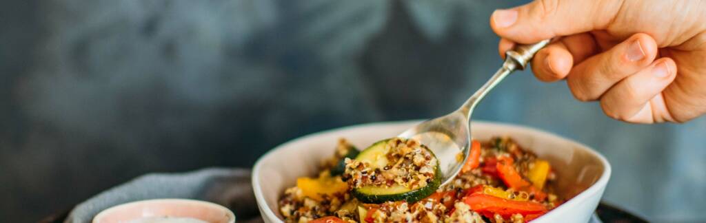 Vegetarisches Rezept: Quinoapfanne mit frischem Gemüse und Joghurt-Topping_2