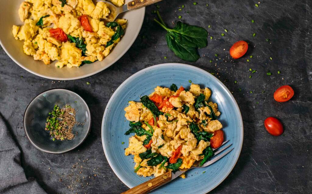 Vegetarisches Rezept: Rührei mit Spinat und Tomaten 2