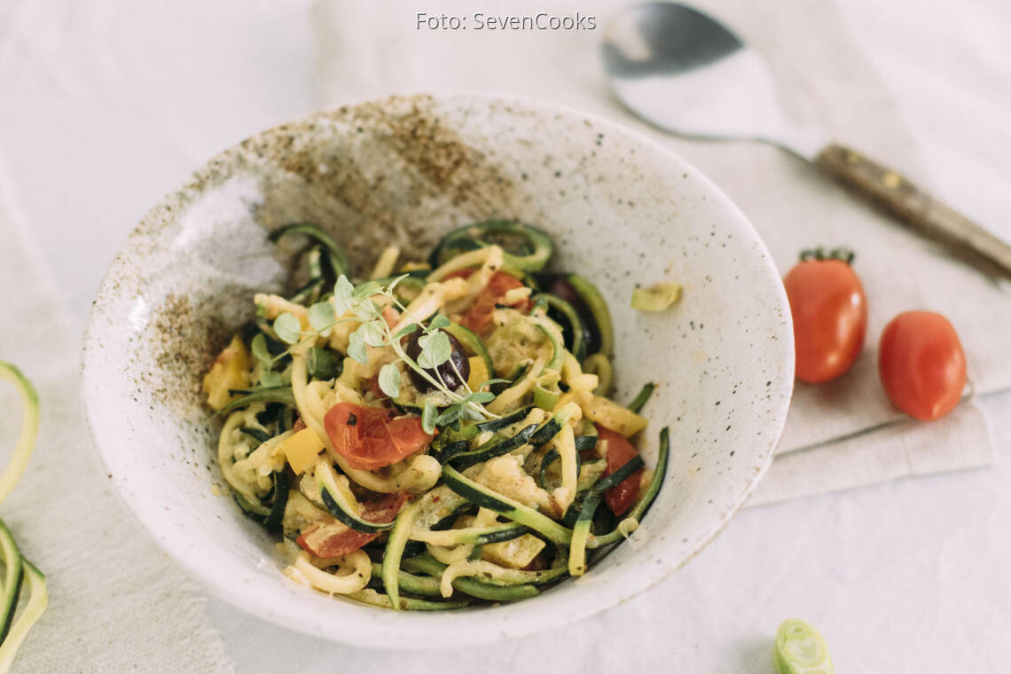 Zucchini-Nudeln mit Gemüse und Schmand
